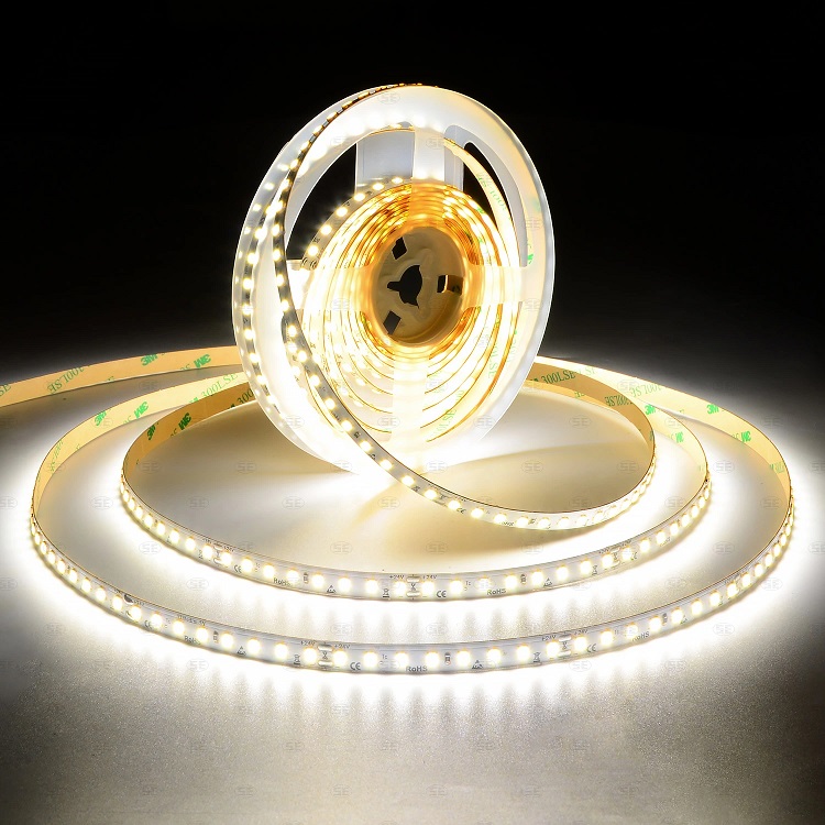 Razbijamo Mite o LED Trakovih: Zakaj so Silikonsko Zaščiteni Trakovi Prava Izbira