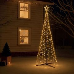 Velika LED božična smreka vi&scaron;ine kar 5 metrov z 840 LED lučkami