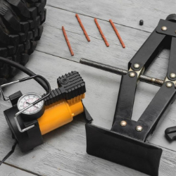 Avto oprema in deli – adapterji za prikolice, orodje, pokrivala, varnostna oprema, priključki, polnilci, trakovi, držala, rezervni deli in dodatki